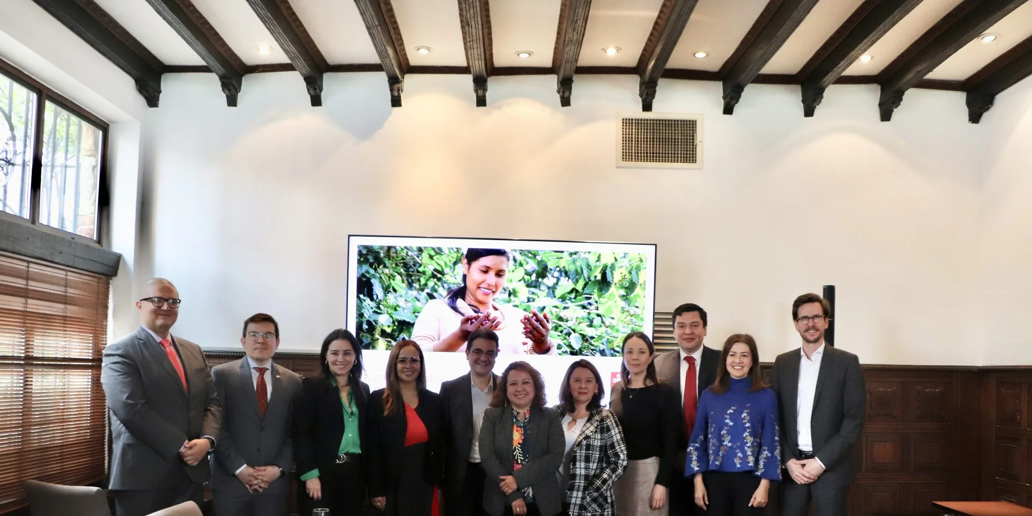 20221123_140022310_iOS-scaled